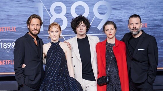 Die Hauptdarsteller der Serie "1899" Andreas Pietschmann (von links), Emily Beecham, Aneurin Barnard sowie die Showrunner Jantje Friese und Baran Bo Odar kommen zur Premiere der Netflix Serie 1899 in Berlin © Annette Riedl/dpa +++ dpa-Bildfunk Foto: Annette Riedl