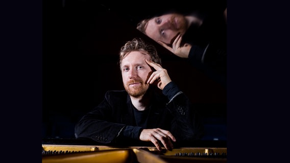 Der Musiker und Stummfilmpianist Richard Siedhoff am Klavier © Elias Wachholz Foto: Elias Wachholz