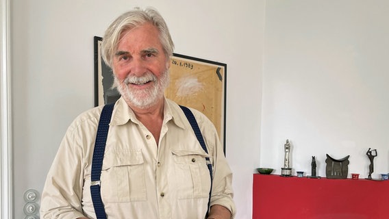 Der österreichische Schauspieler Peter Simonischek steht in seiner Wohnung. Am 6. August 2021 wird er 75 Jahre alt © Matthias Röder/dpa / dpa +++ dpa-Bildfunk Foto: Matthias Röder/dpa