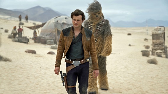 Alden Ehrenreich ist Han Solo und Joonas Suotamo ist Chewbacca. Szene aus dem Film "Solo: A Star Wars Story" © 2018 Lucasfilm Ltd. & ™ 
