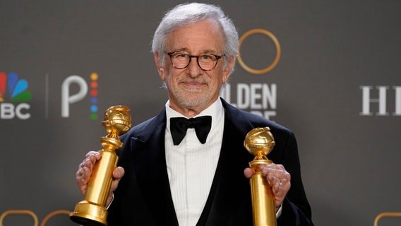 Regisseur, Drehbuchautor und Produzent Steven Spielberg mit zwei Golden Globes bei der Preisverleihung 2023 © Chris Pizzello/Invision/AP/dpa +++ dpa-Bildfunk +++ Foto:  Chris Pizzello