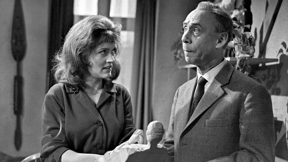 Andrea Grosske und Rudolf Platte in einer Szene der TV-Serie Stahlnetz - Folge "Haus an der Stör", 1963 © picture alliance/United Archives 