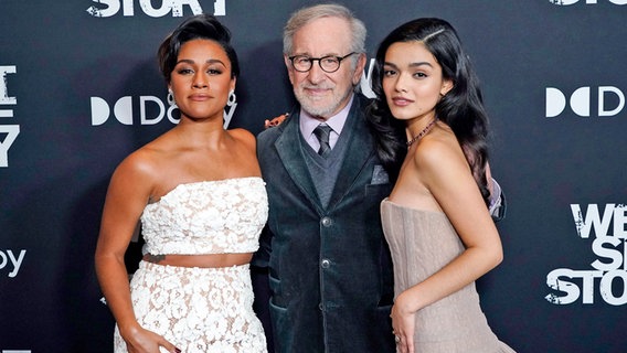 US-Regisseur, Produzent und Drehbuchautor Steven Spielberg der Filmpremiere von "West Side Story" in New York mit Hauptdarstellerinnen Ariana DeBose (links, Anita) und Rachel Zegler (Maria) © Charles Sykes/Invision via AP/dpa+ dpa-Bildfunk +++ Foto: Charles Sykes