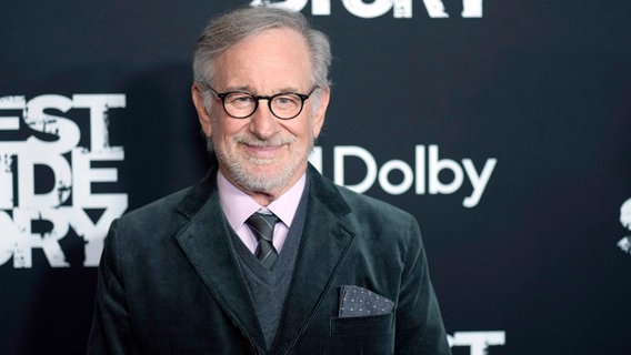 US-Regisseur, Produzent und Drehbuchautor Steven Spielberg der Filmpremiere von "West Side Story" in New York mit Hauptdarstellerinnen Ariana DeBose (links, Anita) und Rachel Zegler (Maria) © Charles Sykes/Invision via AP/dpa+ dpa-Bildfunk +++ Foto: Charles Sykes