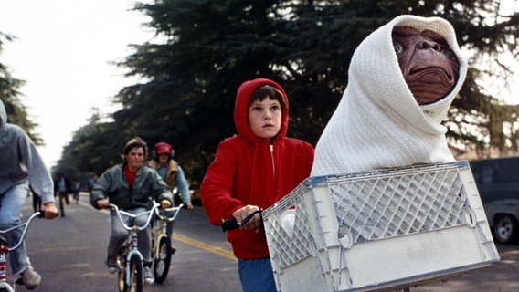 In "E.T. - der Außerirdische" verfilmt Spielberg 1982 die Geschichte einer Freundschaft zwischen einem Jungen (Elliot, gespielt von Henry Thomas) und einem Außerirdischen © COLLECTION CHRISTOPHEL Amblin - Universal E.T E.T THE EXTRA-TERRESTRIAL de Steven Spielberg 1982 USA avec Henry Thomas 
