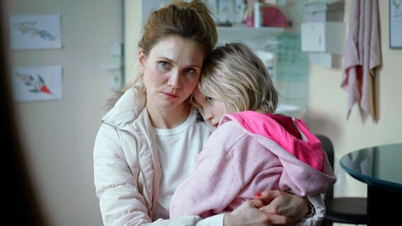 Lisa Hagmeister spielt Bennis Mutter Bianca - Szene mit der elfjährigen Helena Zengel als Bennis aus dem Film "Systemsprenger" von Nora Fingscheidt Lisa Hagmeister spielt Bennis Mutter Bianca - Szene mit der elfjährigen Helena Zengel als Bennis aus dem Film "Systemsprenger" von Nora Fingscheidt © Port au Prince Pictures Foto: Yunus Roy Imer