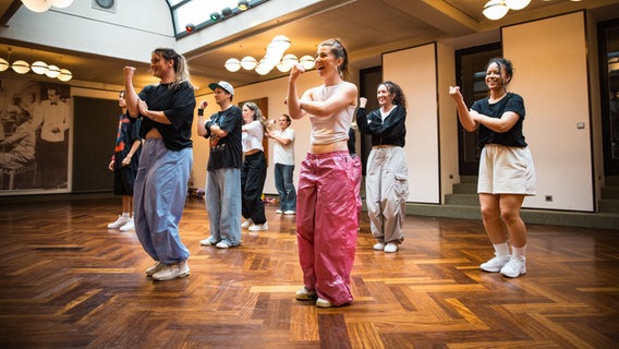 Junge Menschen tanzen Junge Menschen tanzen © ARD Kultur Foto: Jasper Wessel