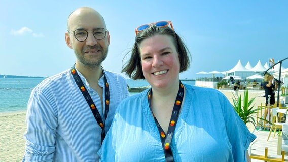 Andrea Schütte und Dirk Decker von der Hamburger Produktion Tamtam Film in Cannes © NDR Foto: Patricia Batlle