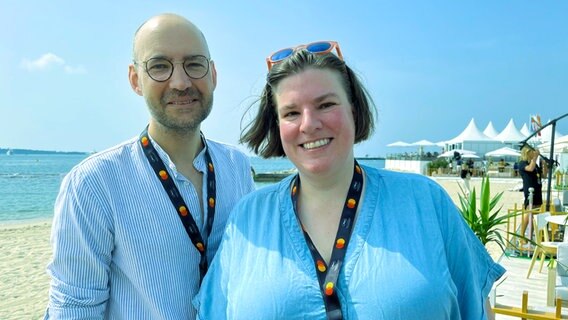 Andrea Schütte und Dirk Decker von der Hamburger Produktion Tamtam Film in Cannes Andrea Schütte und Dirk Decker von der Hamburger Produktion Tamtam Film in Cannes © NDR Foto: Patricia Batlle
