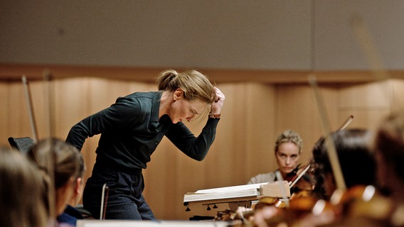 Cate Blanchett und Nina Hoss im Film "Tàr", der von einer Dirigentin der Berliner Philharmoniker handelt © Copyright 2022 Focus Features 