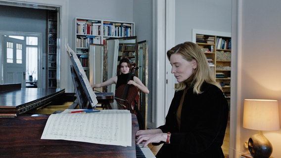 Cate Blanchett am Klavier als Lydia Tar im Film "Tàr", der von einer Dirigentin der Berliner Philharmoniker handelt © Copyright 2022 Focus Features 