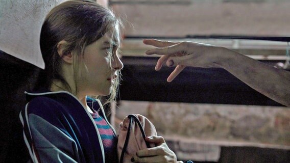 Hannah Schiller, Haupdarstellerin in Tatort: "Parasomnia" - dabei schaut sie angsterfüllt auf eine unheimliche ausgestreckte Hand Hannah Schiller, Haupdarstellerin in Tatort: "Parasomnia" - dabei schaut sie angsterfüllt auf eine unheimliche ausgestreckte Hand © MDR/MadeFor/Daniela Incoronato Foto: Daniela Incoronato