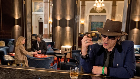 Charlotte (Maria Furtwängler) und Ruben (Jens Harzer) mit Udo Lindenberg im Hotel Atlantic Szene  aus ARD/NDR TATORT: ALLES KOMMT ZURÜCK, am Sonntag (26.12.21) um 20:15 Uhr im ERSTEN © NDR / Frizzi Kurkhaus Foto: Frizzi Kurkhaus