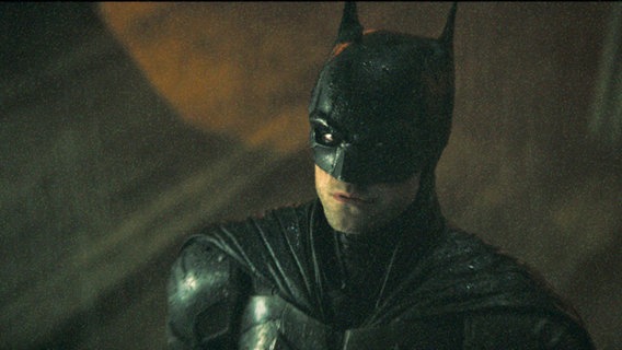 Der Batman (Robert Pattinson) im Film "The Batman" von Matt Reeves ©  2020 Warner Bros. Entertainment Inc. All Rights Reserved. Foto: Courtesy of Warner Bros. Pictures/ ™ & © DC Comics