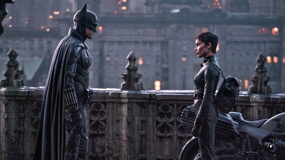 Robert Pattinson als Batman und Zoe Kravitz als as Selina Kyle auf einem Balkon in einer Szene aus "The Batman" von Matt Reeves © 2021 Warner Bros. Entertainment Inc. All Rights Reserved Foto: Jonathan Olley/™ & © DC Comics