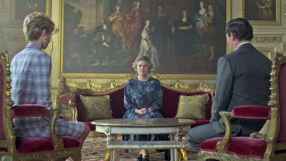 Imelda Staunton (Mitte) als Queen Elizabeth, Elizabeth Debicki als Lady Diana und Dominic Cooper als Prinz Charles in einer Szene aus Staffel 5 von "The Crown" © Netflix 