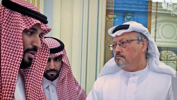 Kronprinz Mohammed bin Salman und Jamal Khashoggi - zu sehen im Dokumentarfilm "The Dissident" über den Journalisten Jamal Khashoggi © DCM_HanWay Films 