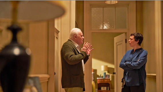 Anthony (Anthony Hopkins) gestikuliert und diskutiert mit Anne (Olivia Colman) - Szene aus dem Drama "The Father" © Tobis Film GmbH 