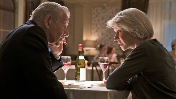Roy Courtney (Ian McKellen) und Betty McLeish (Helen Mirren) im Restaurant - Szene aus dem Film "The Good Liar" © Warner Bros Pictures 2019 