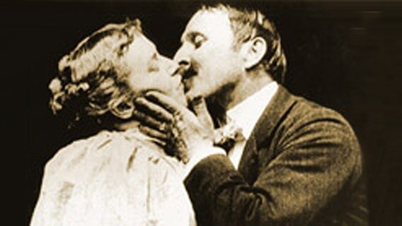 Szene aus dem Kurzfilm "The Kiss" (1896) mit May Irwin  