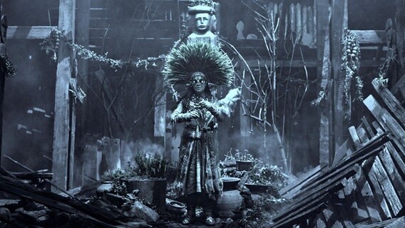 Die Sängerin und Künstlerin Björk als Seherin im Wikinger-Rachefilm "The Northman" von Robert Eggers © Aidan Monaghan 2022 Focus Features, LLC. Foto:  Aidan Monaghan