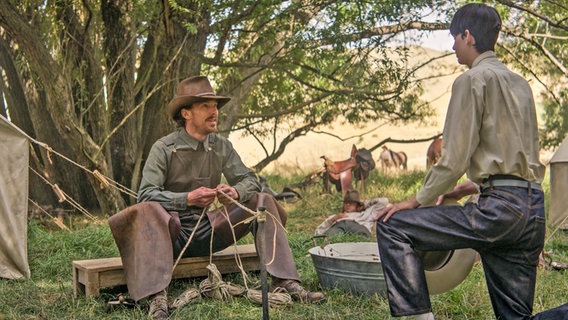 Benedict Cumberbatch als Phil Burbank, Kodi Smit-McPhee als Peter in Jane Campions Drama "The Power of the Dog" ©  2021 Cross City Films Limited/ Courtesy of Netflix Foto: KIRSTY GRIFFIN