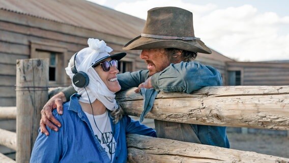 Benedict Cumberbatch als Phil Burbank und Regisseurin Jane Campion am Set ihres Psychodramas "The Power of the Dog" ©  2021 Cross City Films Limited/ Courtesy of Netflix 
