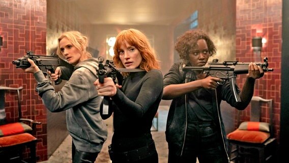 Diane Kruger (links), Jessica Chastain und Lupita Nyong'o im Actionfilm "The 355" von Simon Kinberg © Leonine Distribution 