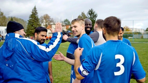 Szene mit Fußballern aus "So Close - They call us Ausländerteam" in der ARD © MDR/Benjamin Kahlmeyer 