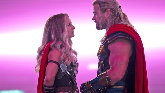 Chris Hemsworth und Natalie Portman in Thor in "Thor: Love and Thunder" © Walt Disney Company 