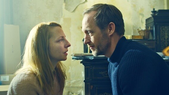 Stephan Kampwirth und Katharina Schüttler blicken sich an  - in einer Filmszene aus "Tian - Das Geheimnis der Schmuckstraße"  "Nordlichter"-Mysteryfilms von Damian Schipporeit © Fiction 2.0 für NDR 