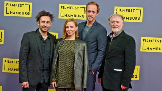 Katharina Schüttler und Regisseur Damian Schipporeit (v.l.) und die Schauspieler Stephan Kampwirth und Hermann Beyer auf dem roten Teppich der Weltpremiere von aus "Tian - Das Geheimnis der Schmuckstraße", dem "Nordlichter"-Thriller beim Filmfest Hamburg © NDR Foto: Patricia Batlle