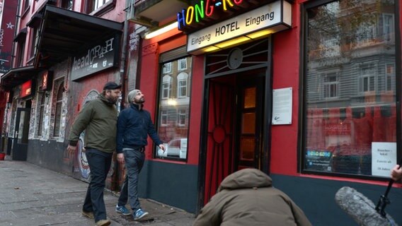 Zwei Männer laufen Richtung Hong Kong Bar am Hamburger Berg auf St. Pauli © NDR Foto: Patricia Batlle