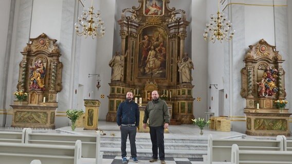Stefan Gieren (links) und Lars Amenda in der St. Joseph Kirche in St. Pauli, Drehort von "Tian - Das Geheimnis der Schmuckstraße" © NDR Foto: Patricia Batlle