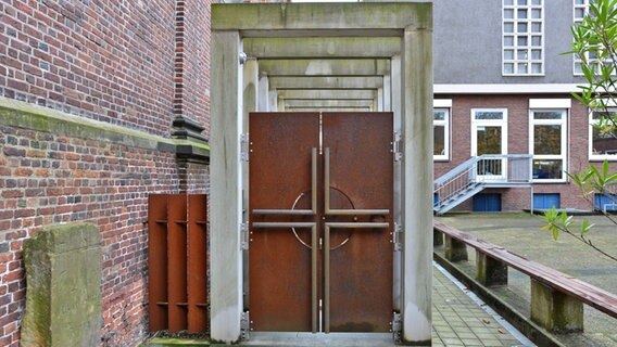 Eine Tür mit einem Kreuz führt zur Krypta der Kirche St. Joseph  Drehorten von "Tian - Das Geheimnis der Schmuckstraße" auf St. Pauli © NDR Foto: Patricia Batlle