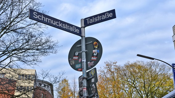Straßenschilde zeigen die Ecke Schmuckstraße und Talstraße auf St. Pauli © NDR Foto: Patricia Batlle