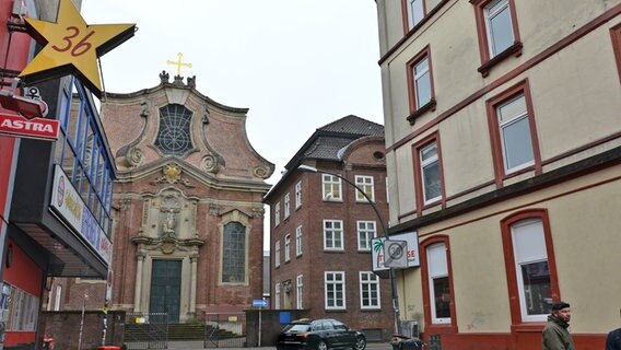 Blick von Schmuckstraße in St. Pauli auf die Große Freiheit (Nr. 36) und die katholische Kirche St. Stephan © NDR Foto: Patricia Batlle