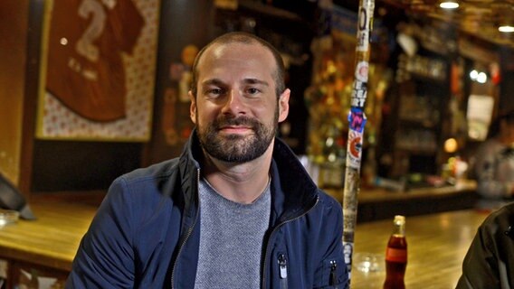 Produzent und Drehbuchautor Stefan Gieren in der Hong Kong Bar, Drehort seines Filmes "Tian - Das Geheimnis der Schmuckstraße" auf St. Pauli © NDR Foto: Patricia Batlle