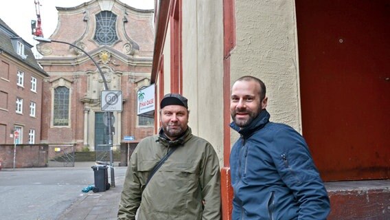 Lars Amenda (links), Historiker und Stefan Gieren, Drehbuchautor von "Tian - Das Geheimnis der Schmuckstraße" in der Schmuckstraße auf St. Pauli © NDR Foto: Patricia Batlle