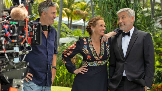 Julia Roberts und George Clooney am Set der Komödie "Ticket ins Paradies" von und Regisseur Ol Parker (links) ab September im Kino © 2022 Universal Studios. All Rights Reserved. 