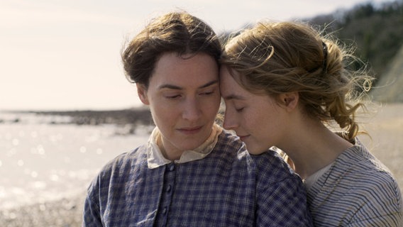 Kate Winslet (links) und Soairse Ronan (rechts) in einer Szene des Films "Ammonite".  