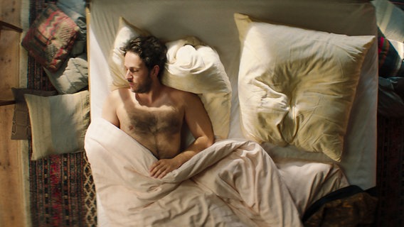 Ein Mann liegt in einem Bett © AMH_WALKER WORM_XVERLEIH 