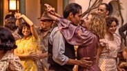 Diego Calva ist Manny Torres (links) und tanzt mit Nellie LaRoy (Margot Robbie) im Spielfilm "Babylon" © 2022 Paramount Pictures. Foto: Scott Garfield 