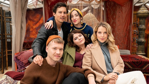 Die fünf Hauptdarstellerinnen und -darsteller (von links nach rechts: Antonije Stankovic, Tim Oliver Schultz, Zeynep Bozbay, Sophie Passmann und Leonie Brill) des Casts von "Damaged Goods" © picture alliance/dpa/Amazon Prime Video | Marc Reimann 