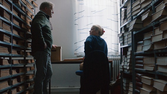 die Journalistin Nora Sand (Marie Sandø Jondal) sitzt im Archiv der Zeitung ihres Onkels Olav (Mogens Holm) und spricht mit ihm während sie versucht, einem ungelösten Vermisstenfall aus den 80er Jahren auf die Spur zu kommen. © SWR/2023 Shuuto Arctic AS/ARTE 