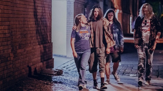 Vier Jugendliche gehen nachts eine Straße entlang in "Jung, wild, grenzenlos" © MDR/Adrian Groß 