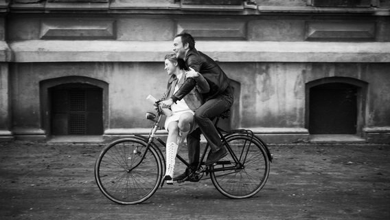 Schwarz-Weiß-Fotografie eines lachenden Paares auf einem Fahrrad. © Zeitsprung Pictures / Wild Bunch Germany Foto: Peter Hartwig
