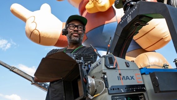 US-Regisseur, Drehbuchautor und Produzent Jordan Peele mit einer Filmkamera am Set seines Filmes "Nope" © 2022 Universal Studio 