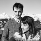 Jan Bülow (l) steht hinter Olivia Roos und schaut in die Kamera, im Hintergrund verschneite Berge © Neue Visionen Filmverleih 