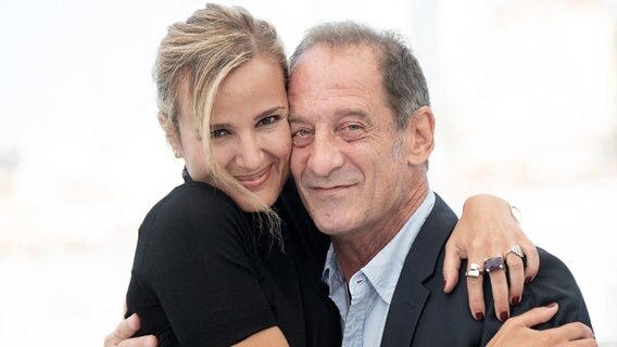 Julia Ducournau und Vincent Lindon umarmen sich © picture alliance / abaca | Niviere David/ABACAPRESS.COM 